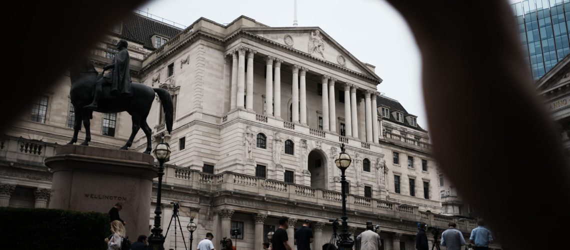 La Banque d'Angleterre abaisse son taux d'intérêt directeur de 4,25 % à 4 %.