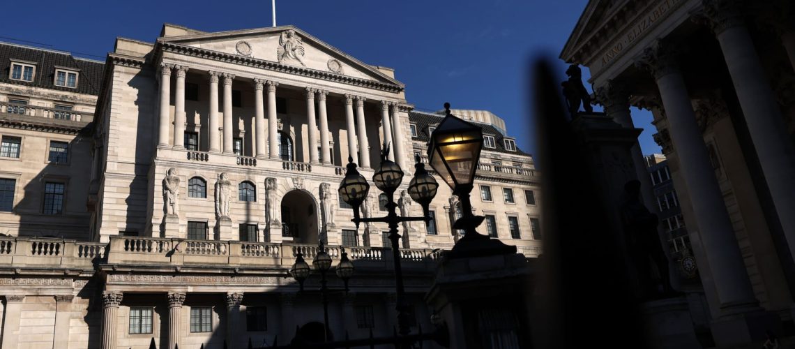 La Banque d'Angleterre prête à baisser les taux si le marché du travail ralentit.