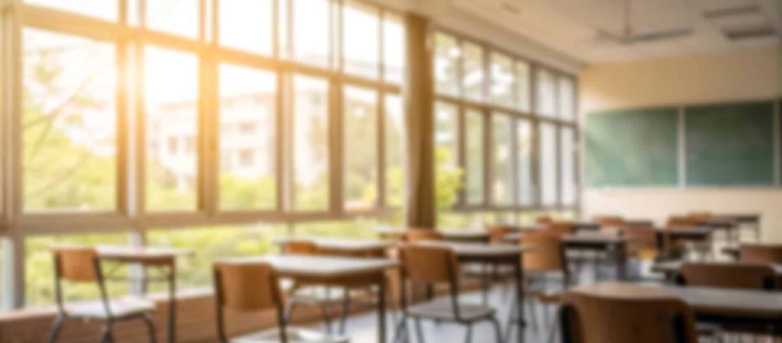 La CML a progressé dans la réhabilitation des écoles malgré les critiques d'opportunisme électoral.