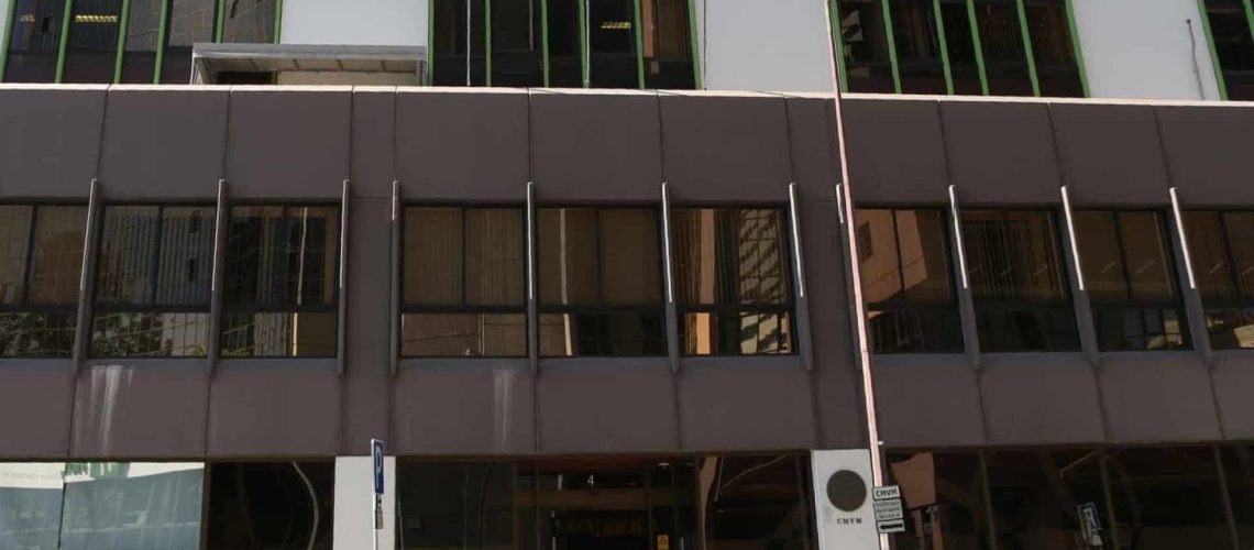 La CMVM inflige une amende de 175 000 euros dans cinq procédures d’infraction.