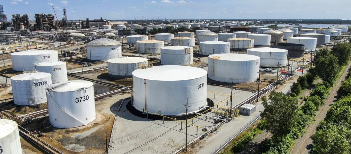 La cotation du Brent pour livraison en août baisse de 0,24 % à 67,61 dollars.