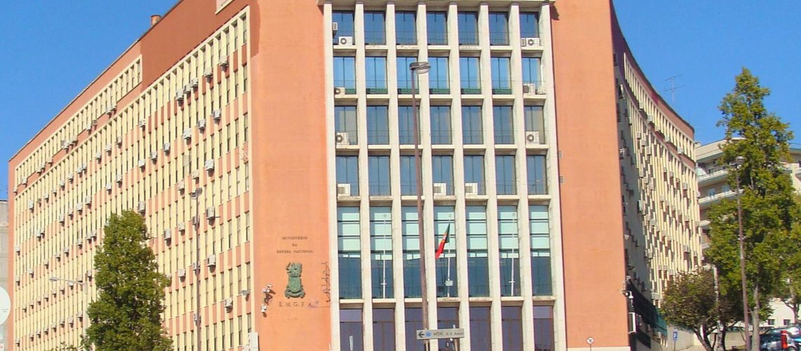La Défense revient à diviser les compétences des Ressources Humaines et de l'Armement.