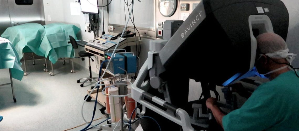 La fille donne le foie à sa mère lors du 1er transplant totalement robotique au Portugal.