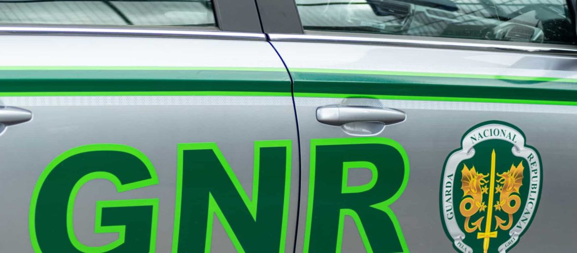 La GNR « démantèle » un réseau criminel à Aljustrel et saisit 7 000 doses de drogue.