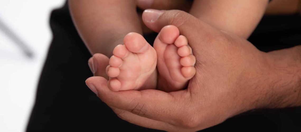 La GNR sauve un bébé de 19 jours après un appel à l'aide désespéré de la mère.
