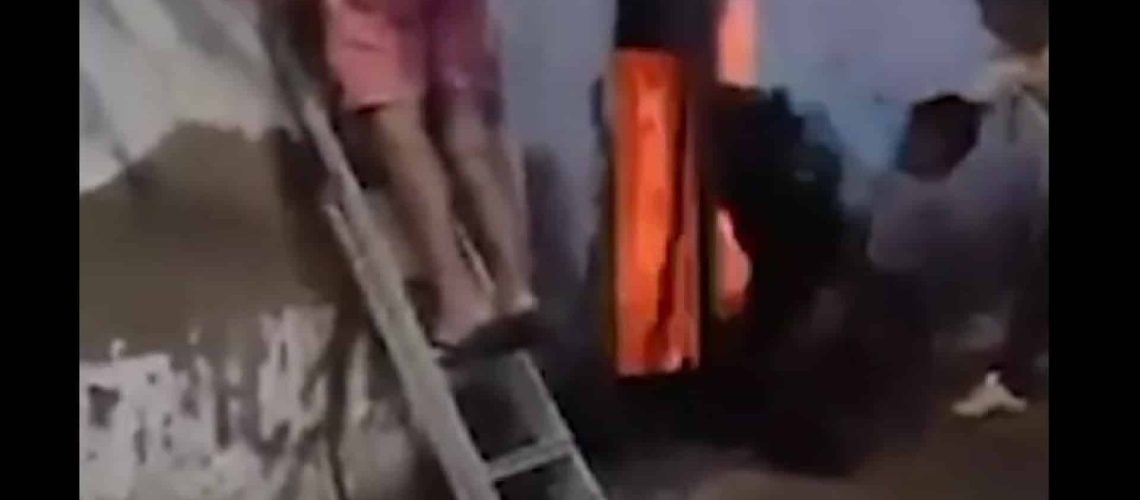 La GNR sauve un chien qui était enchaîné dans une maison en feu. Voici le moment.