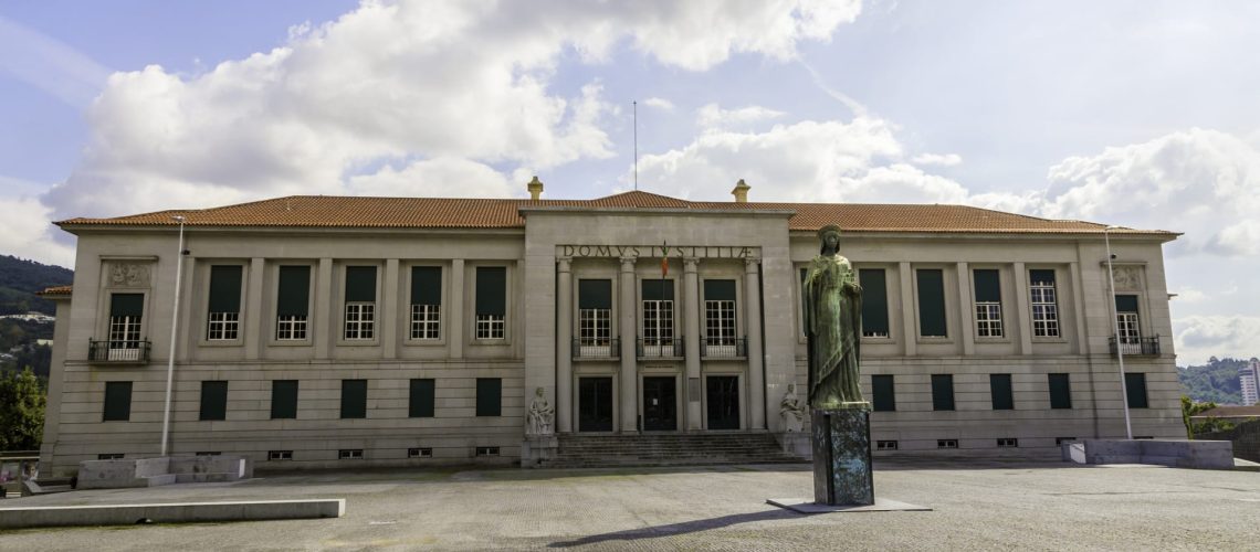 La grève du MP reporte l'arrêt d'un professeur accusé d'avoir abusé de 11 élèves.