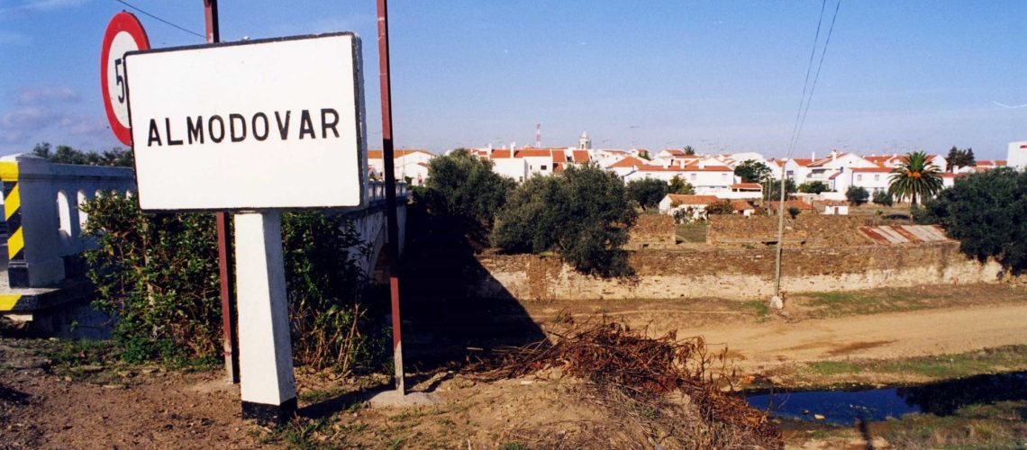 La mairie d'Almodôvar attribue illégalement des travaux complémentaires de construction.