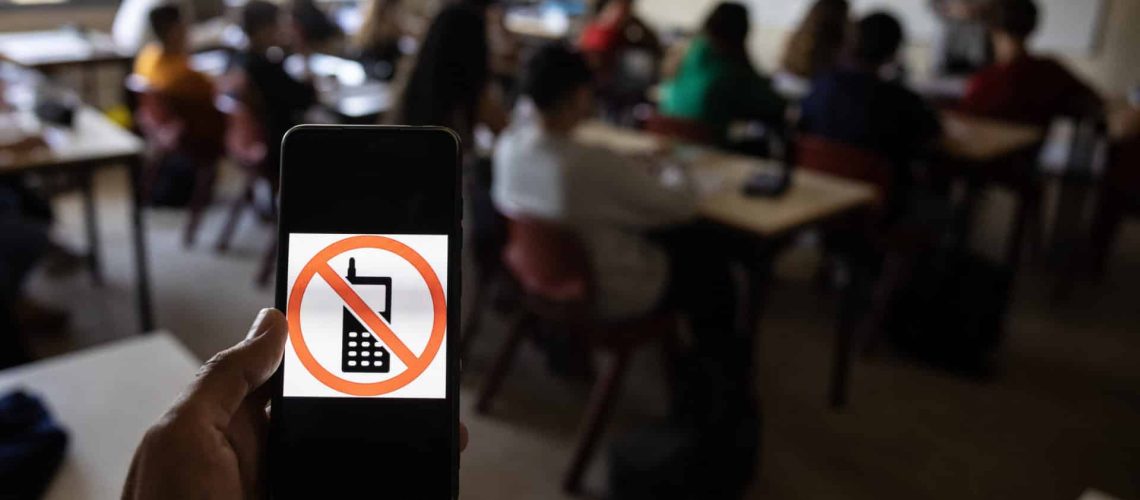 La majorité des professeurs contre les téléphones portables pendant la récréation jusqu'à la terminale.