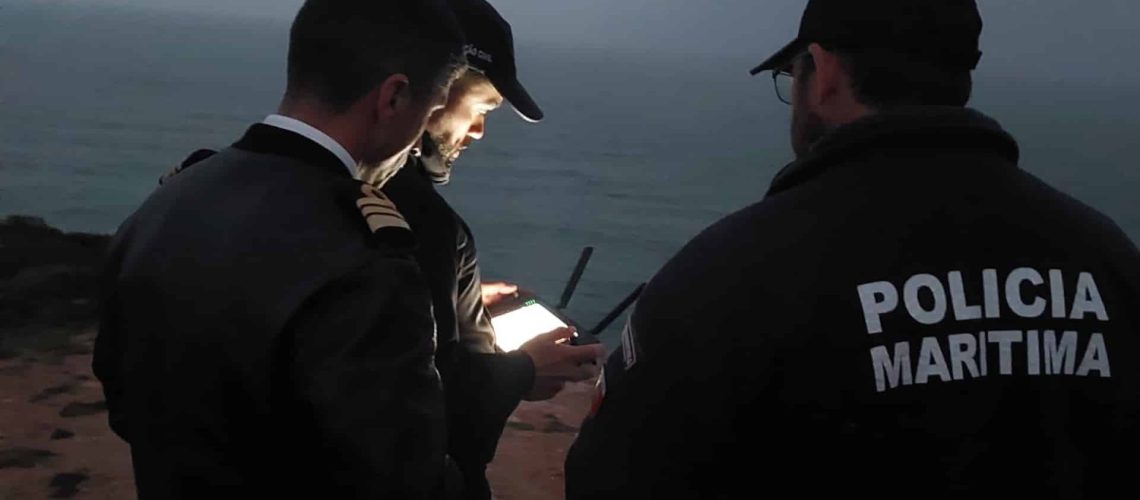 La police maritime rédige 5 rapports après une inspection sur le fleuve Tage.