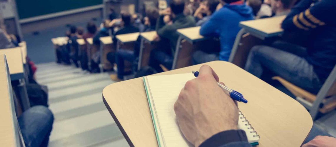 La proposition prévoit la coexistence d'universités et d'universités polytechniques.