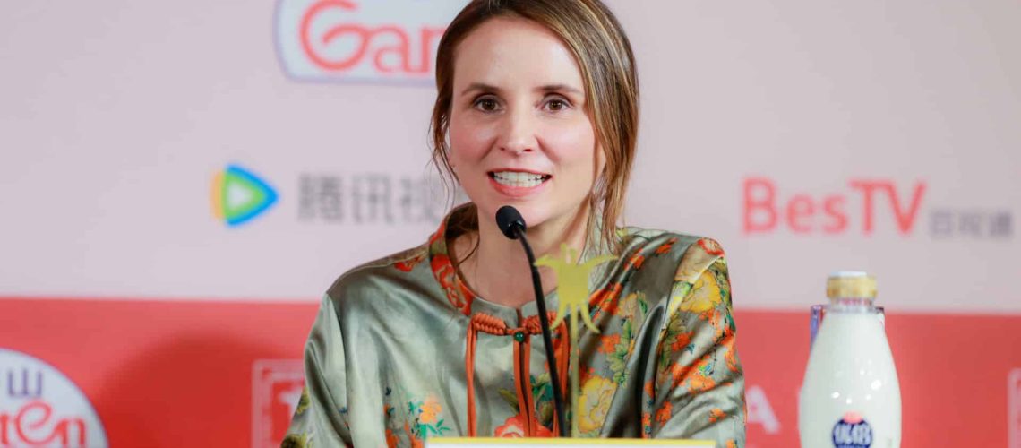 La réalisatrice brésilienne Petra Costa appelle à la défense de la démocratie.