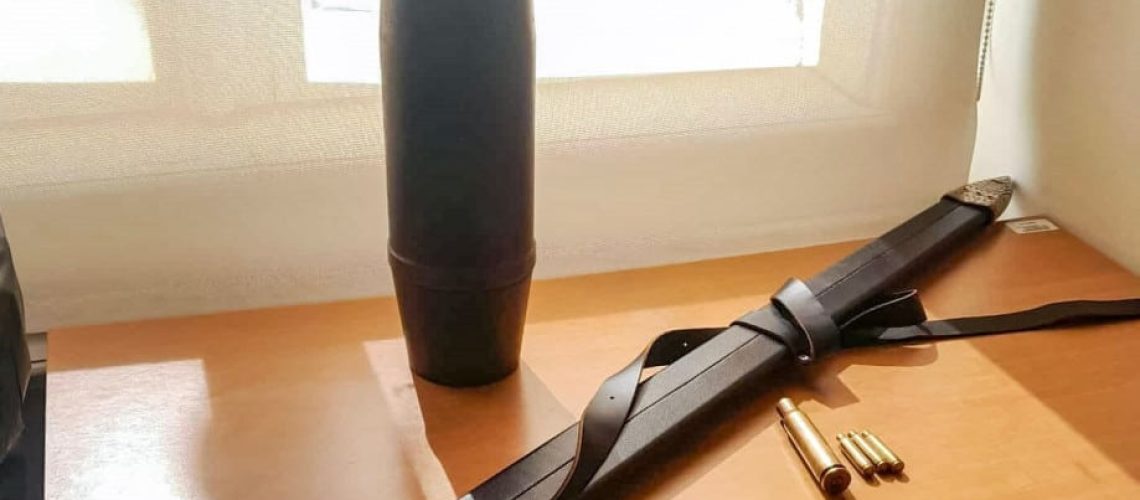 Lance une grenade contre la patronne et oblige à appeler l'Unité des Explosifs.