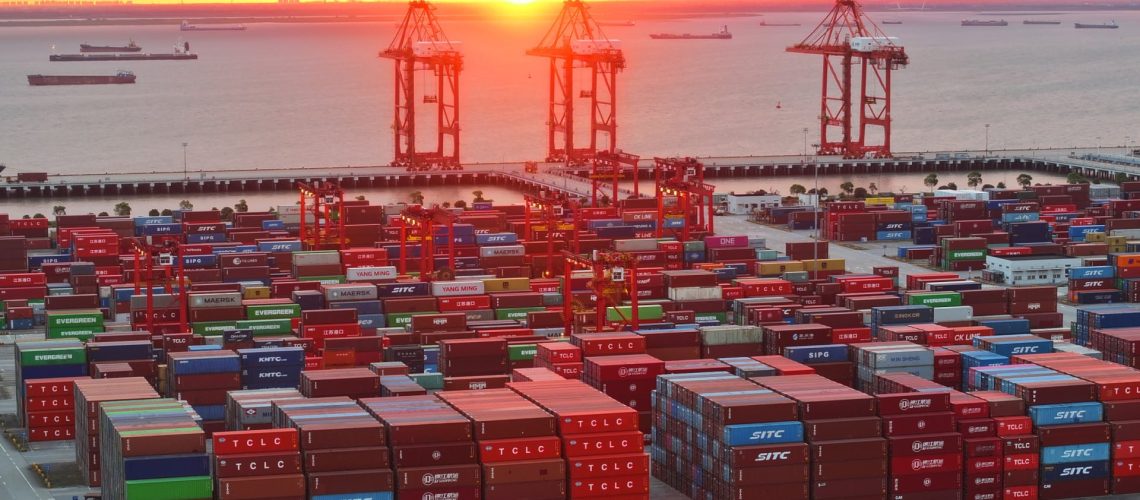 Le commerce mondial croît au premier semestre de 2025.
