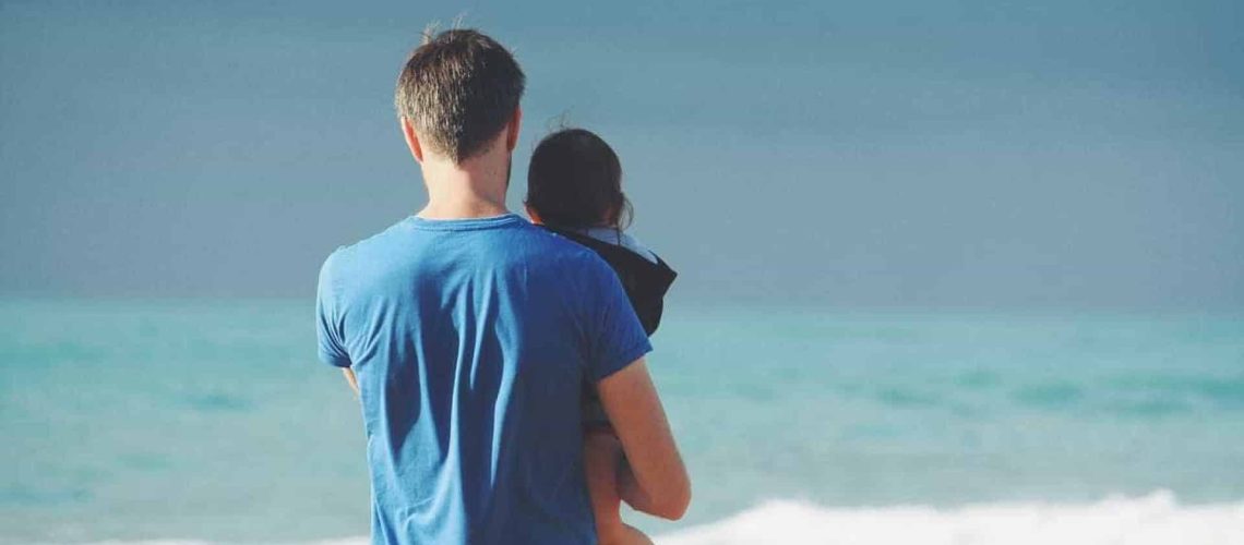 Le congé parental peut atteindre six mois avec partage entre les parents.