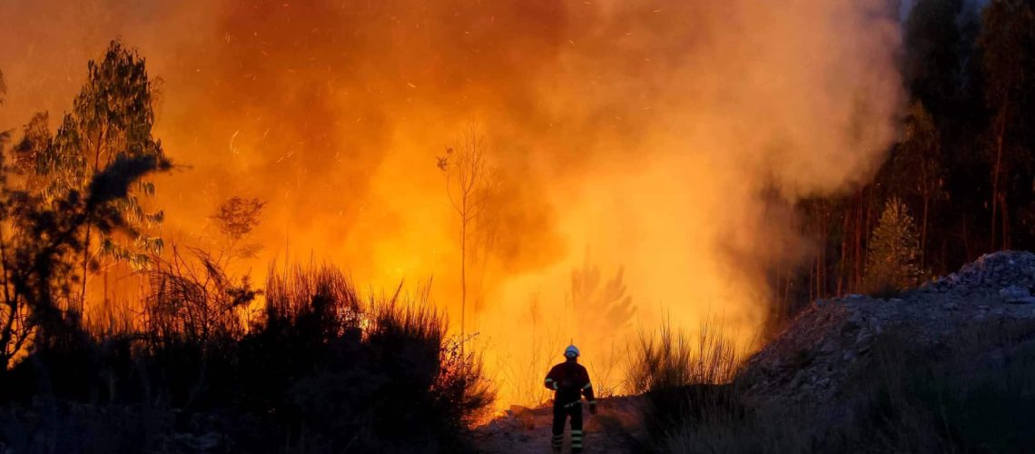 Le feu de Arouca est passé à Castelo de Paiva et avance en direction des villages.