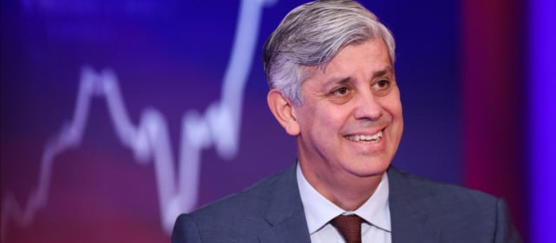 Le gouvernement a approché cinq candidats pour la BdP avant Álvaro Santos Pereira.
