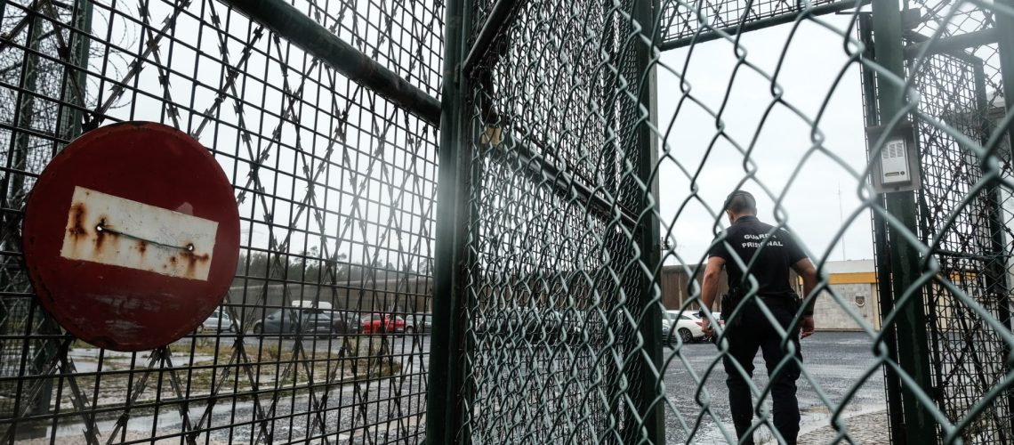 Le gouvernement admet anticiper l'âge d'entrée dans la garde pénitentiaire.