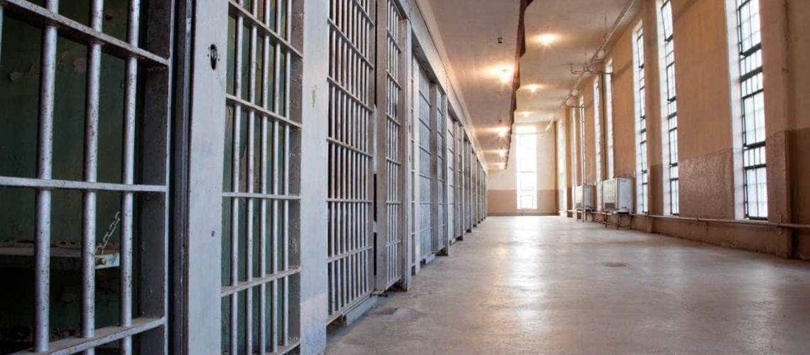 Le médiateur affirme que le calcul de la capacité des prisons ne respecte pas les normes.
