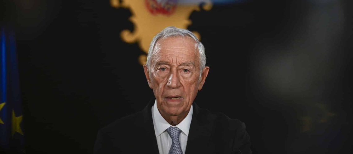 Le Président de la République décore l'UCCLA avec l'Ordre de Camões.
