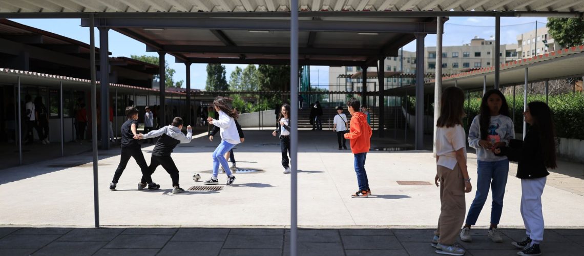 Le syndicat défend l'interdiction des téléphones portables jusqu'à la 12e année.