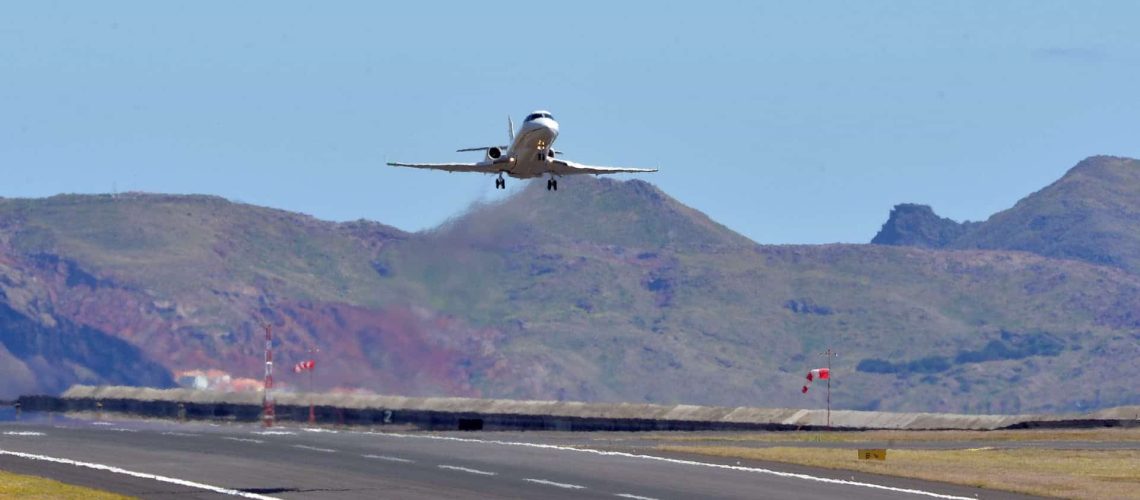 Le vent affecte les départs et arrivées à l'aéroport de Madère.