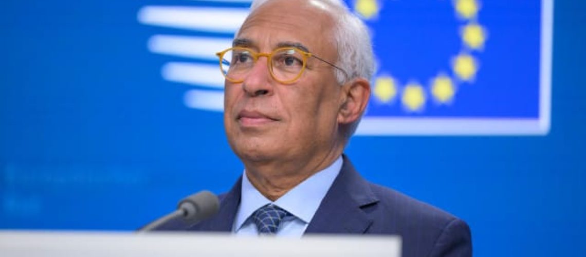 Les dépenses du ménage accablent les familles en risque de pauvreté.