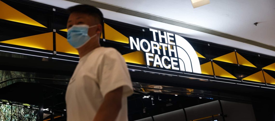 Les entreprises américaines réduisent leurs investissements en Chine en raison des tarifs.