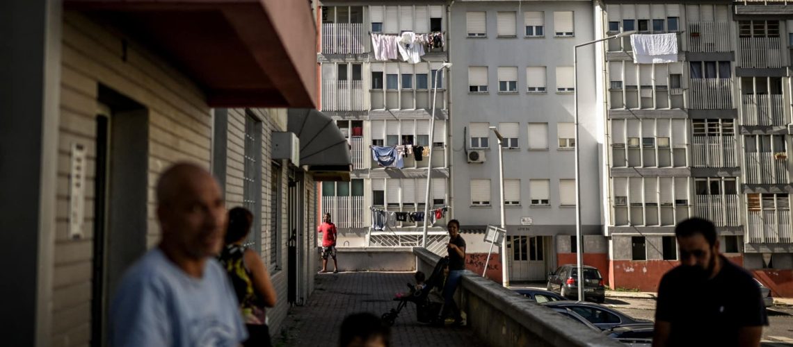 Les habitants des quartiers exigent une "vie juste" devant le siège du gouvernement.