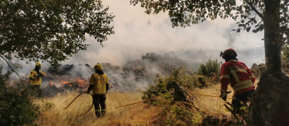 Les habitants ont aidé les pompiers lorsque le feu s'est approché du village d'Alvão.