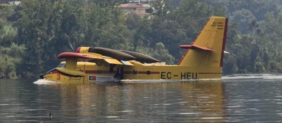 Les images du moyen aérien qui a amerri sur le Douro. L'équipage était "bien"