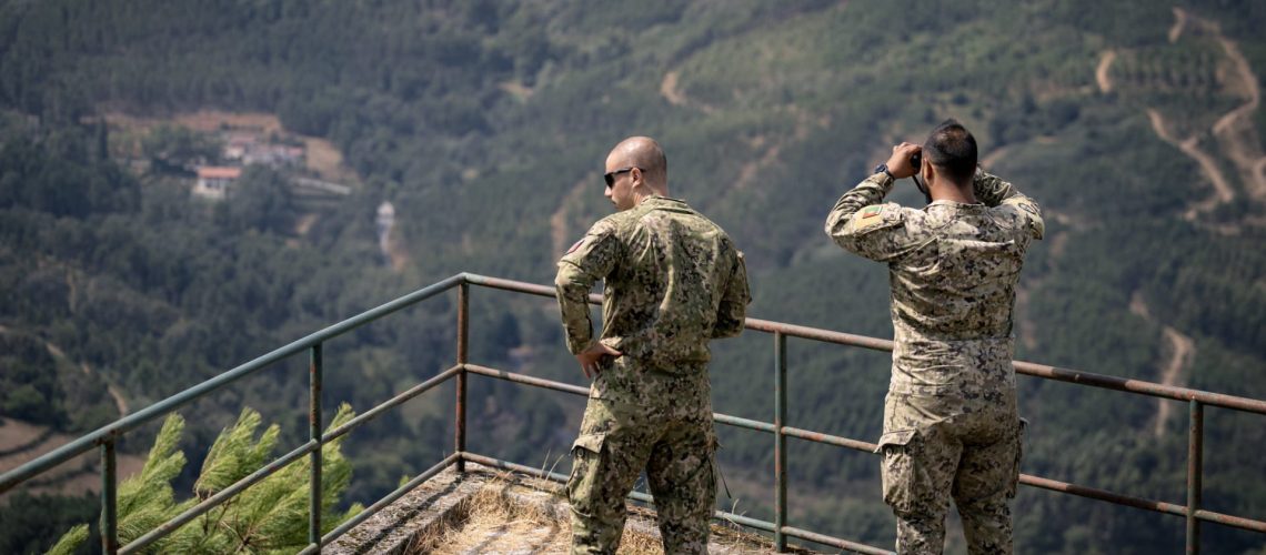 Les militaires de l'armée sont vigilants et protecteurs de la forêt en été.