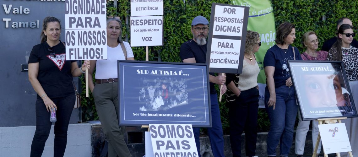Les parents protestent contre l'école qui ne renouvelle pas l'inscription des élèves autistes.