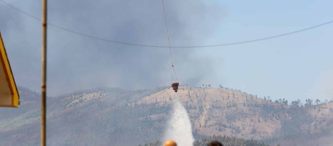 Les pompiers espèrent maîtriser les flammes à Gondomar avant la tombée de la nuit.