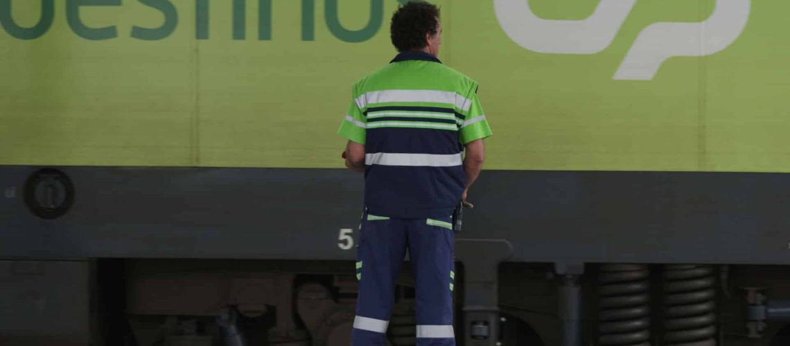 Les travailleurs des bars des trains de la CP en grève au début du service.