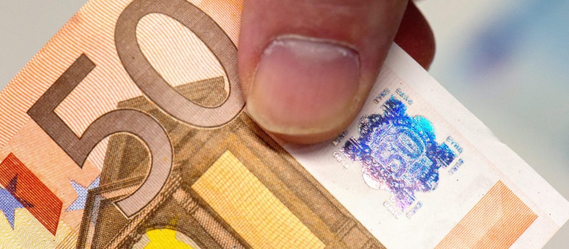 L'euro baisse pour la quatrième séance et tombe en dessous de 1,15 dollar.