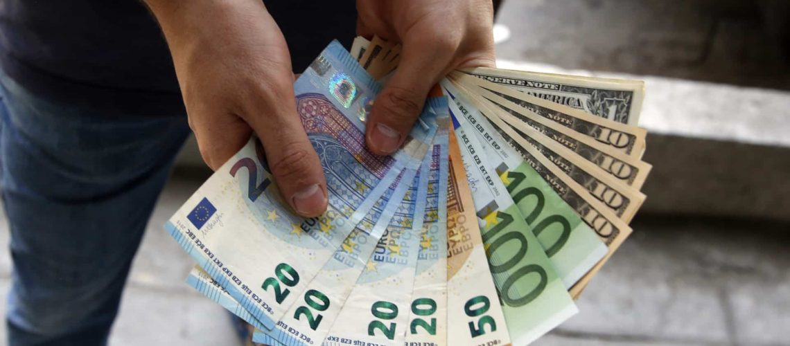 L'euro continue à augmenter et se rapproche de 1,18 dollars.