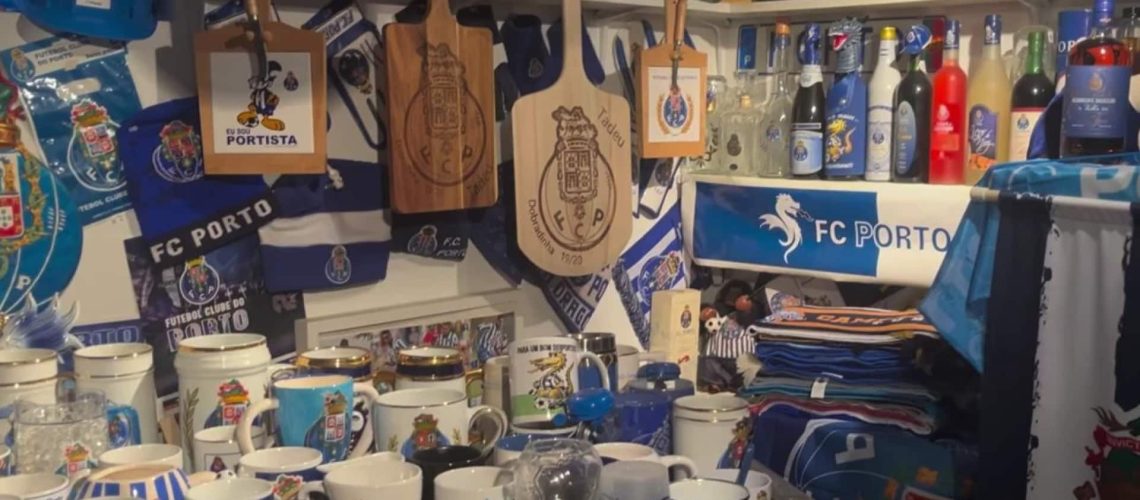 "Levo 1 mala et j'avale 3". Un Portugais aux États-Unis crée un musée du FC Porto chez lui.