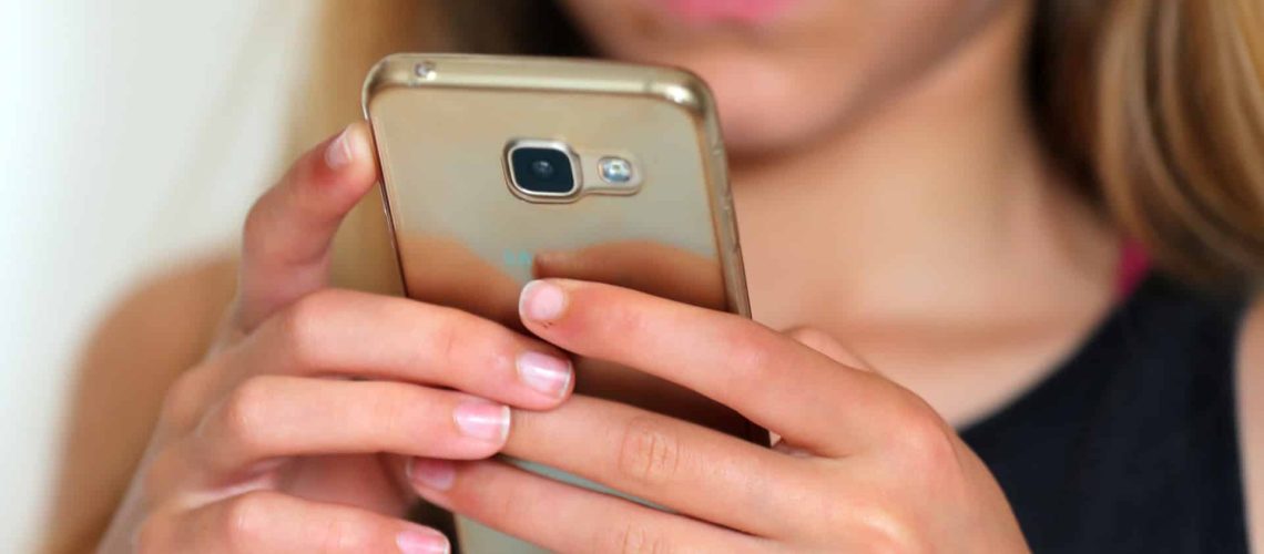 L'interdiction de l'utilisation du téléphone portable concerne le secteur public et privé, assure le ministre.