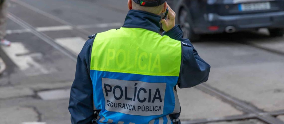 Lisbonne. Deux hommes arrêtés après avoir poursuivi un adolescent pour une enveloppe contenant de l'argent.