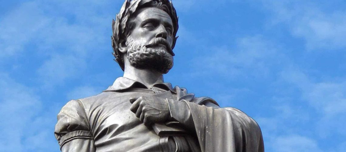 Livre réunit 500 sonnets sélectionnés à partir de l'infini poétique de Camões.