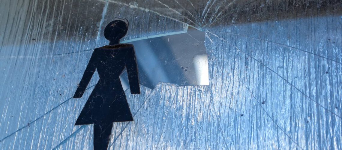 Menace et poursuit une femme avec qui il avait une "relation" après la fin de celle-ci.