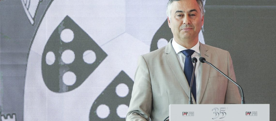 Ministère de l'Éducation poursuivi pour paiement incorrect des heures supplémentaires.