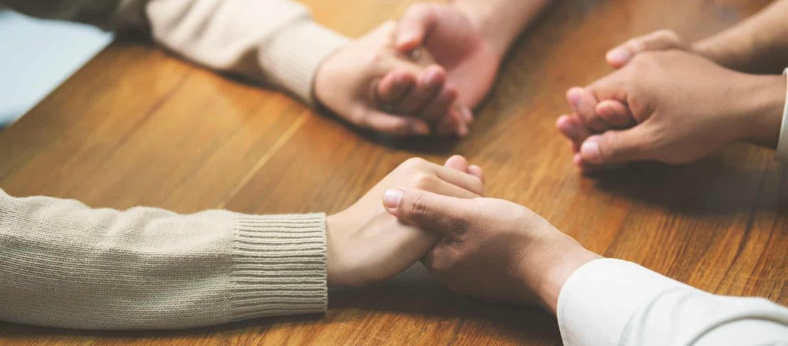 Modifications du travail mobilisent des milliers en défense des femmes et des familles.