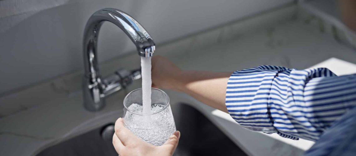 Nous gaspillons 12 piscines olympiques d'eau par heure.