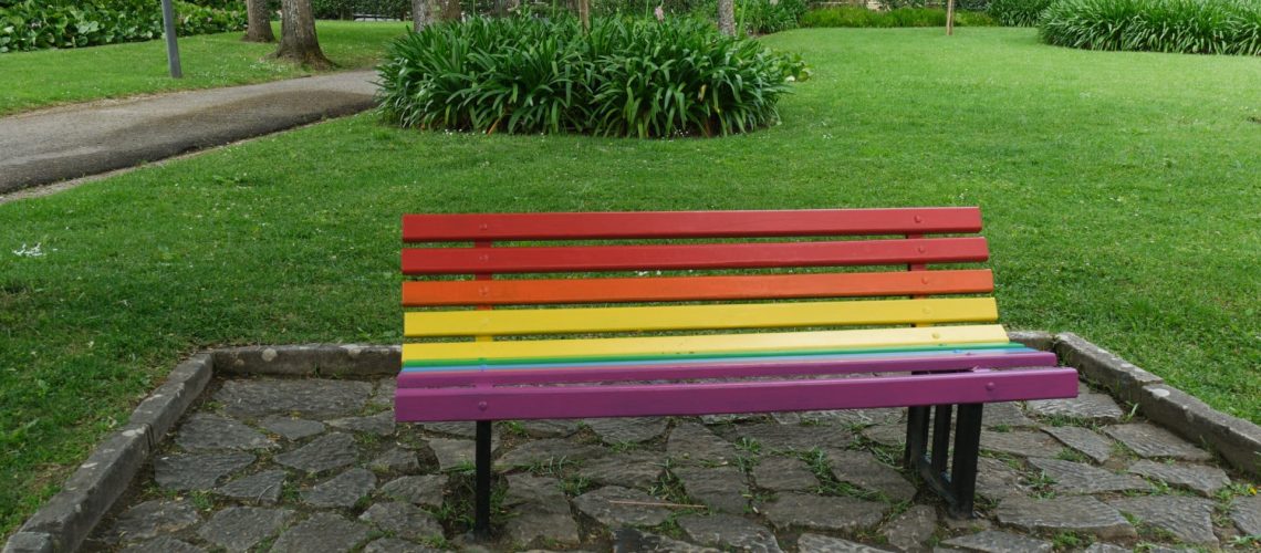 Oeiras célèbre l'égalité avec des bancs arc-en-ciel