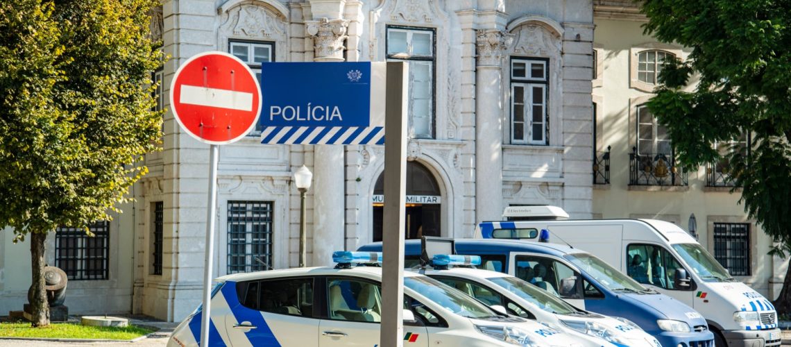 Participe à la perte de passeport... et est détenu pour être en situation irrégulière dans le pays.