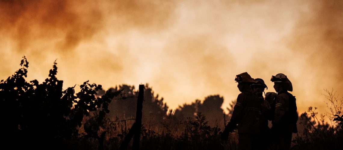 Plus de 1 300 agents combattent les incendies d'Arouca, Ponte da Barca et Penamacor.