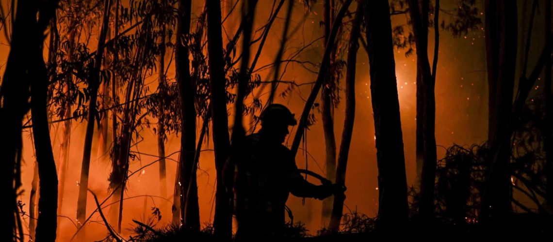 Plus de 120 opérateurs et six moyens aériens luttent contre le feu à Aljustrel.