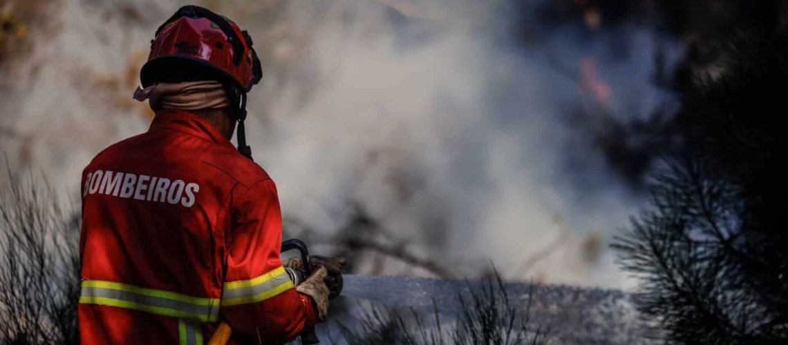 Plus de 160 personnels et quatre moyens aériens maîtrisent le feu à Alcanede.